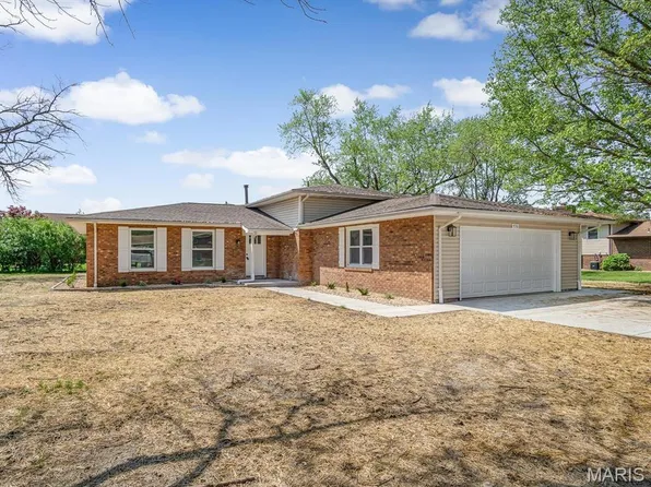 496 E 2nd St, Trenton, IL 62293