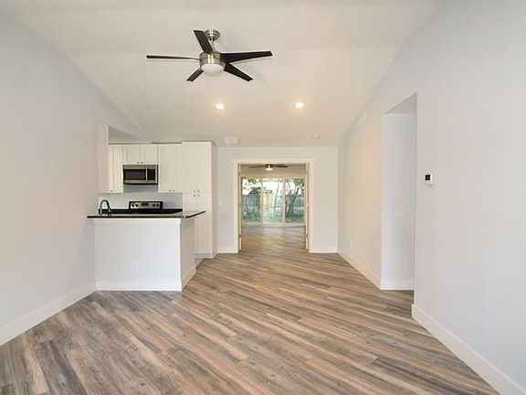 3rd image of 1553 Cambridge Dr