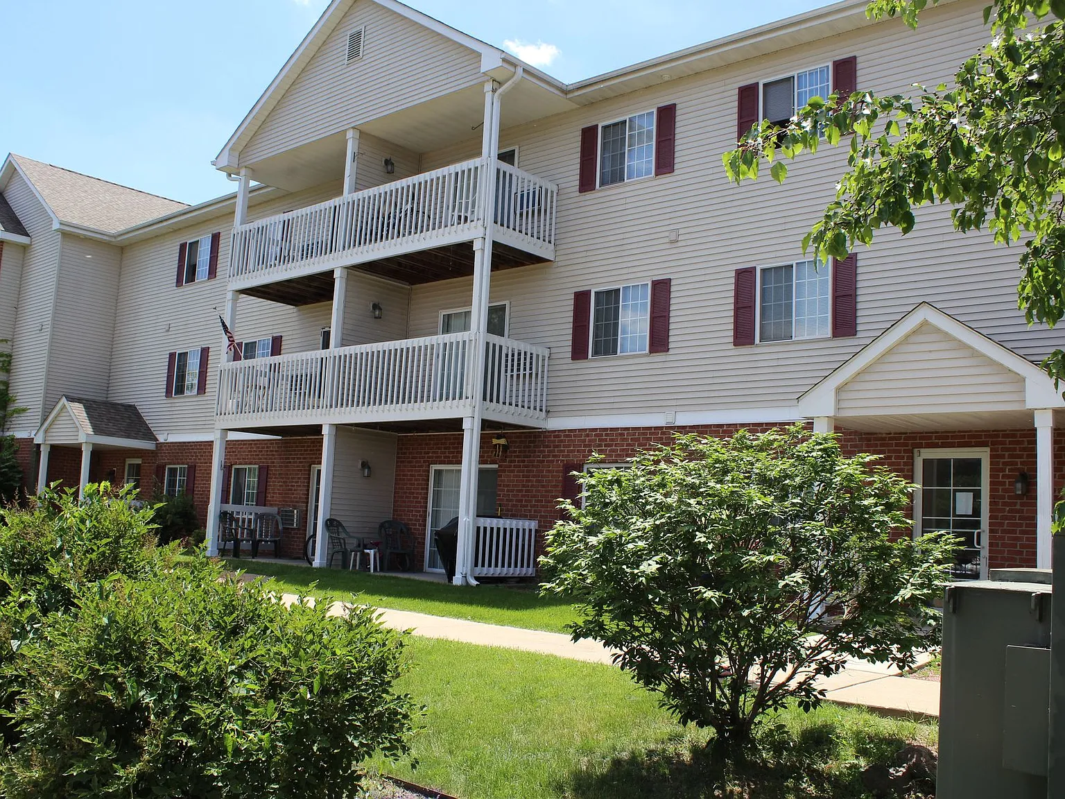 River Terrace Apartments — Photo 1