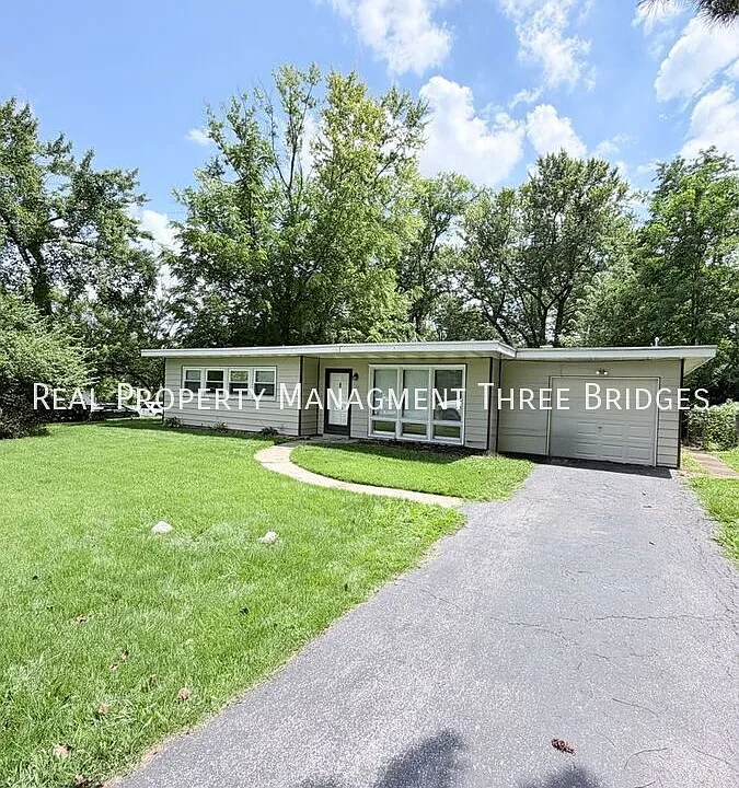 28 Redwood Dr