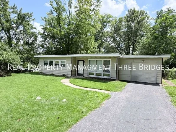 28 Redwood Dr, Florissant, MO 63031