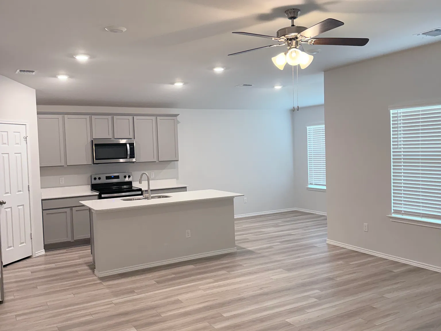 3 bed, 1415 sqft, $1,800 — Photo 3