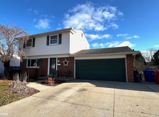 33810 Nokomis Dr, Fraser, MI 48026