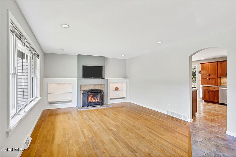 5th image of 270 Daniels Avenue
