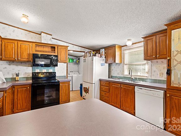 3rd image of 222 Hickory Nut Dr