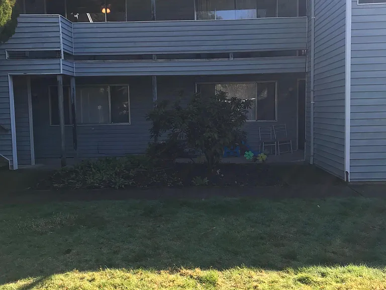 355 NE Jackson St — Photo 10