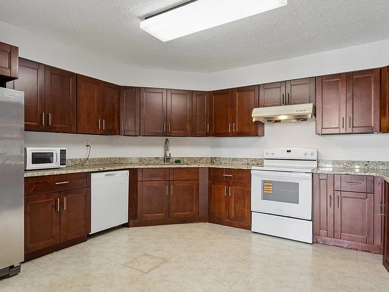 226 Harmon Cove Tower #226 — Photo 8