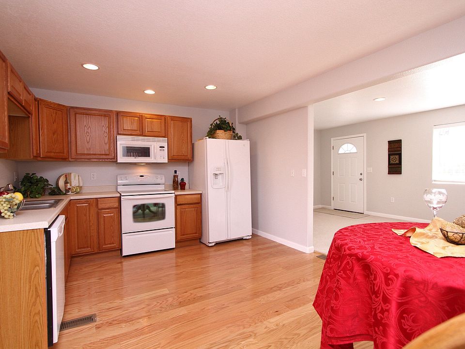 Kitchen 16’x13’, Laminate Floor