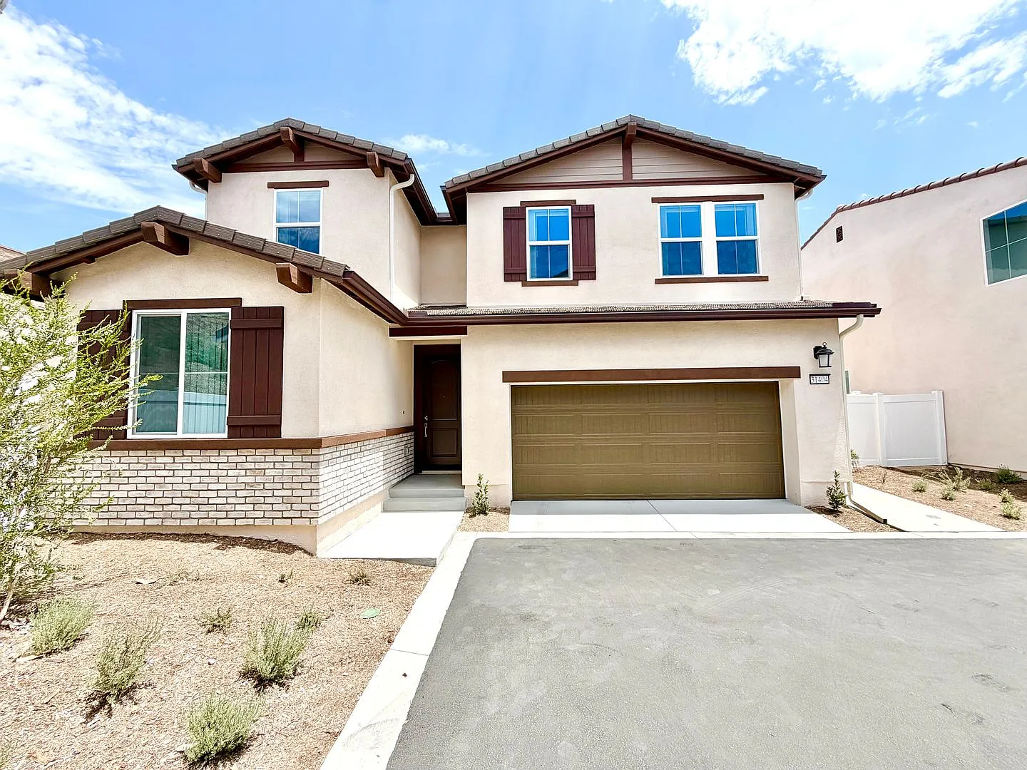 Gated Sunstone Home With 4 Bedrooms, 3 Bathrooms, Included Solar & Upstairs Loft — Photo 2