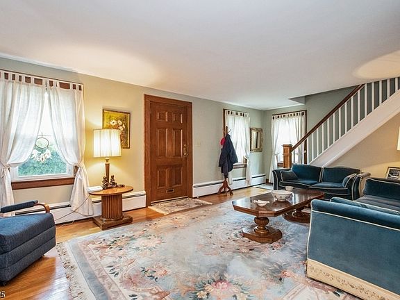 5th image of 102 Mountain Ave