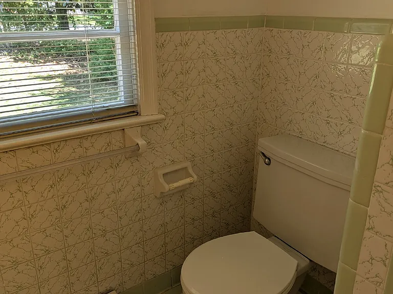 610 W Charlton St — Photo 37