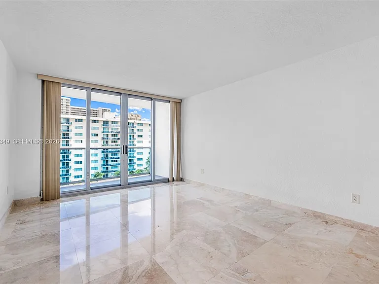 7501 E Treasure Dr #7M — Photo 10