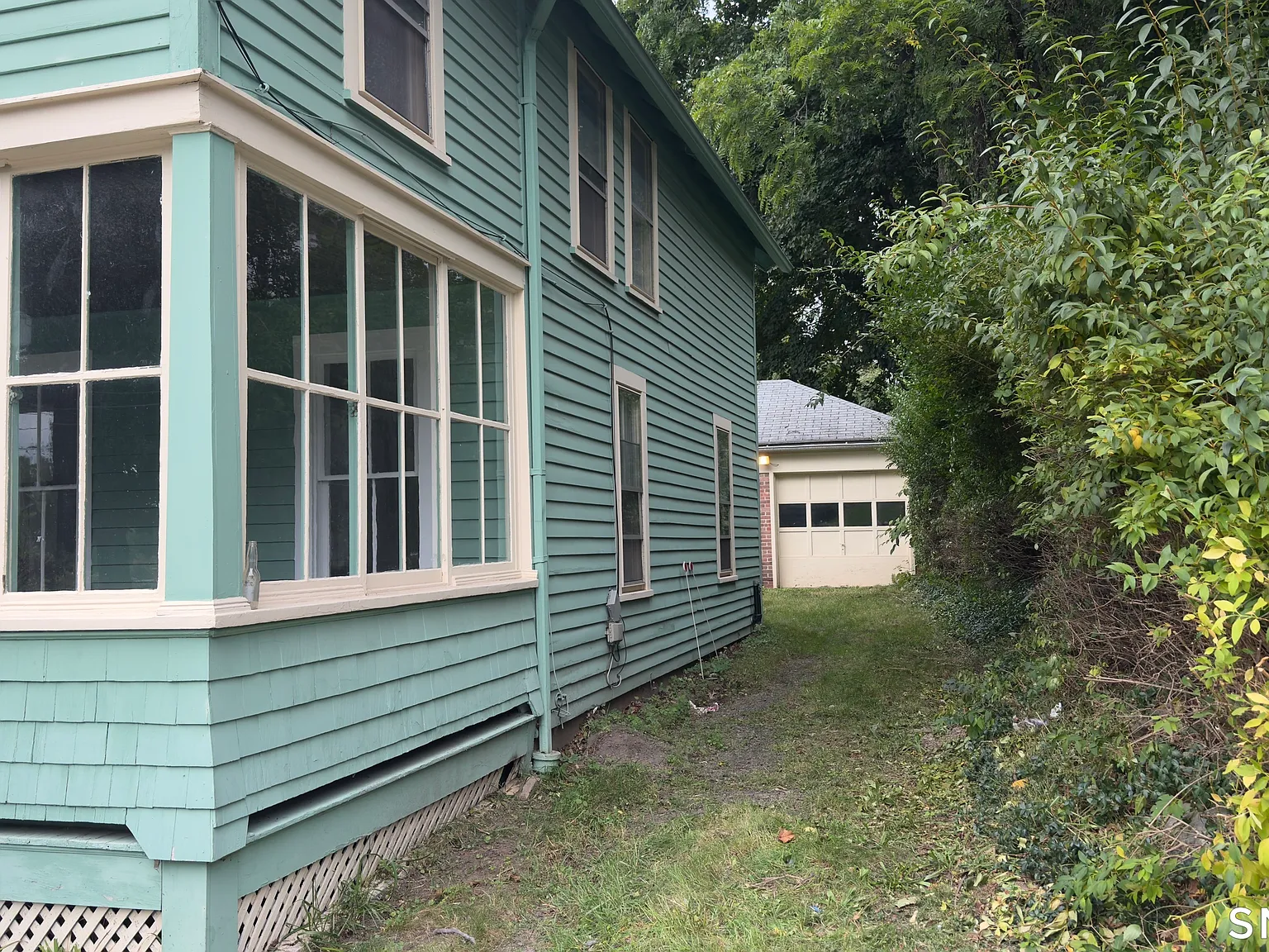 4 bed, 1.0 bath, 1340 sqft, $2,400 — Photo 3