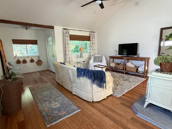 10649 River Dr, Forestville, CA 95436