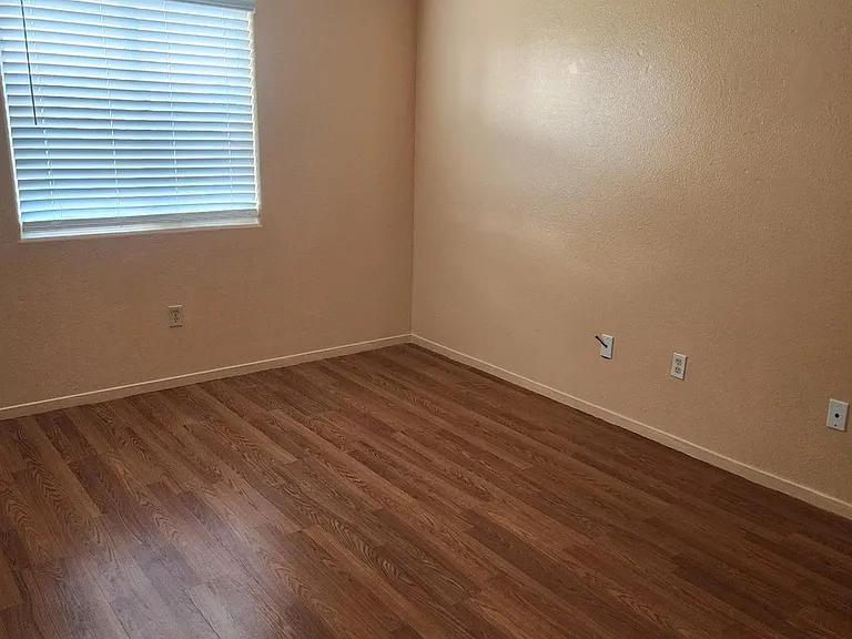 10842 Railroad Ave #D — Photo 4
