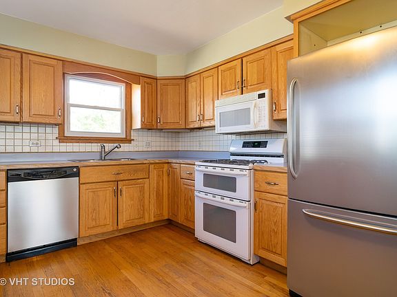 4th image of 904 Duxbury Ln