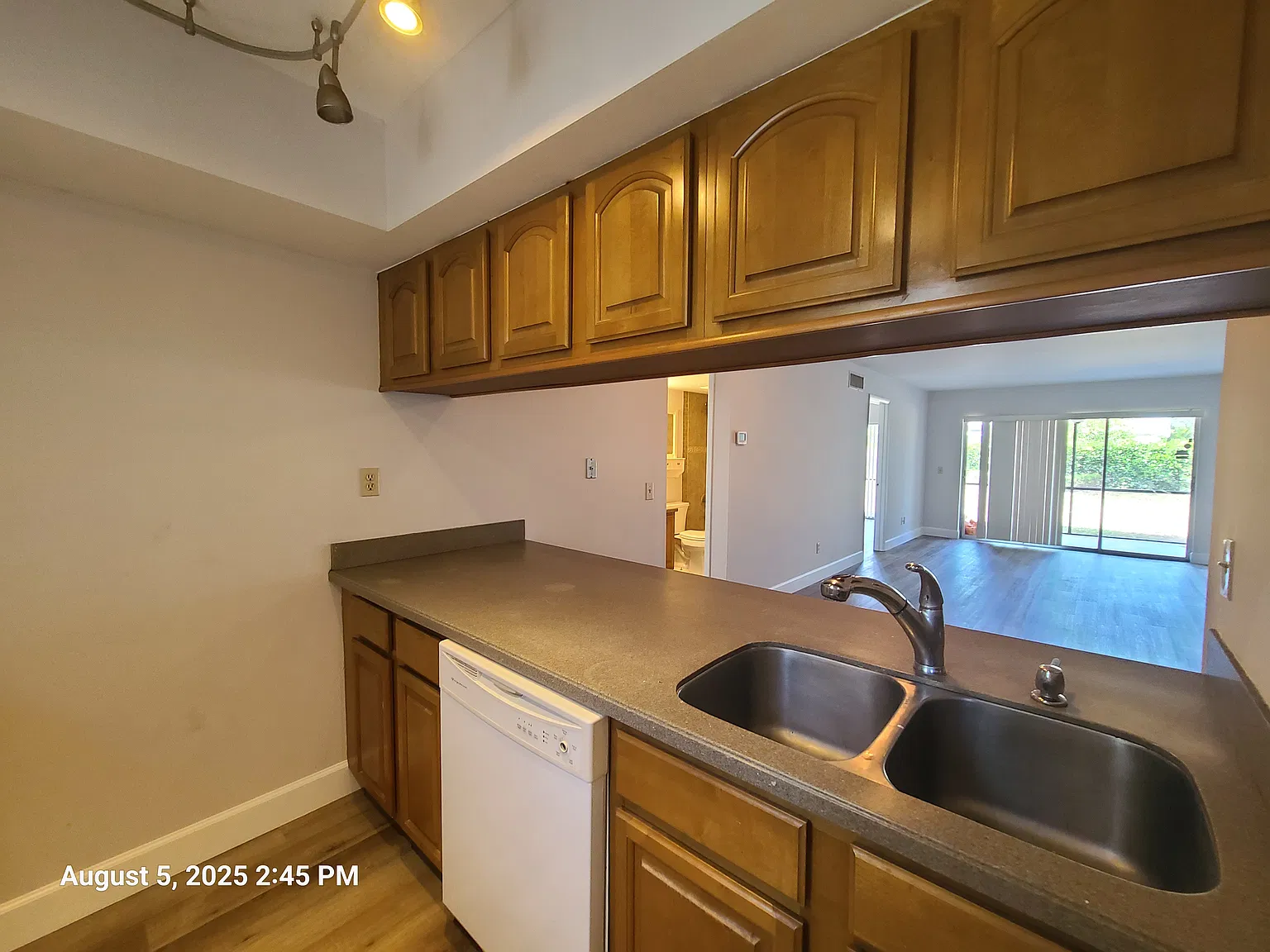 2 bed, 1000 sqft, $1,750 — Photo 3