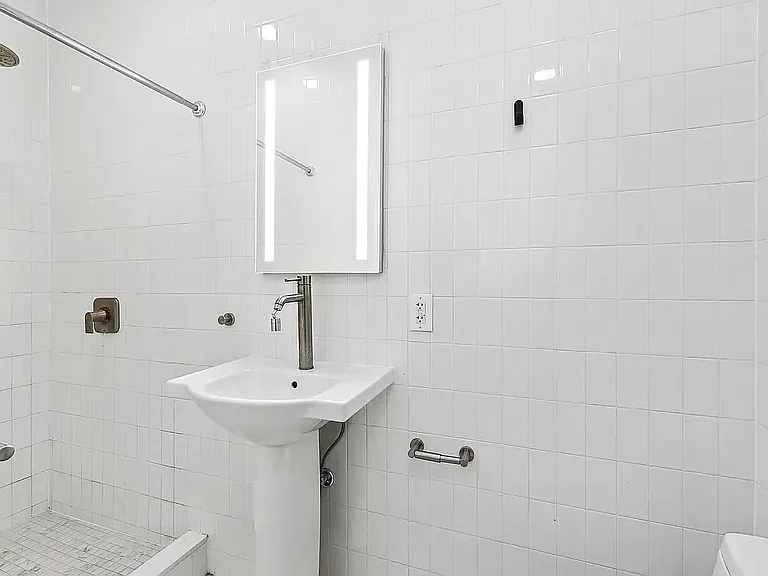 559 17th St #3R — Photo 5