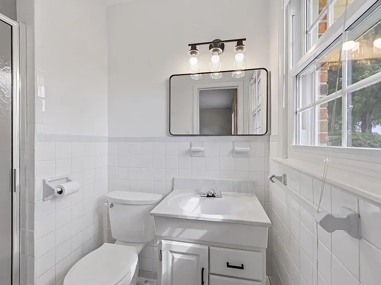 128 Convention Dr — Photo 35