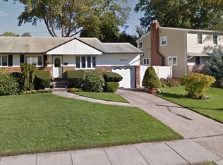 17 Edison Dr, Plainview, NY 11803