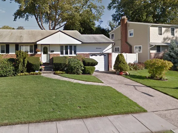 17 Edison Dr, Plainview, NY 11803