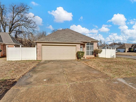 2nd image of 1933 Garden Leaf Dr