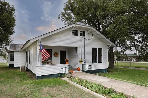 23181 W US Highway 290 Photo 1