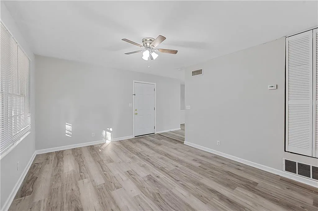 2 bed, 1.5 bath, 900 sqft, $1,600 — Photo 4