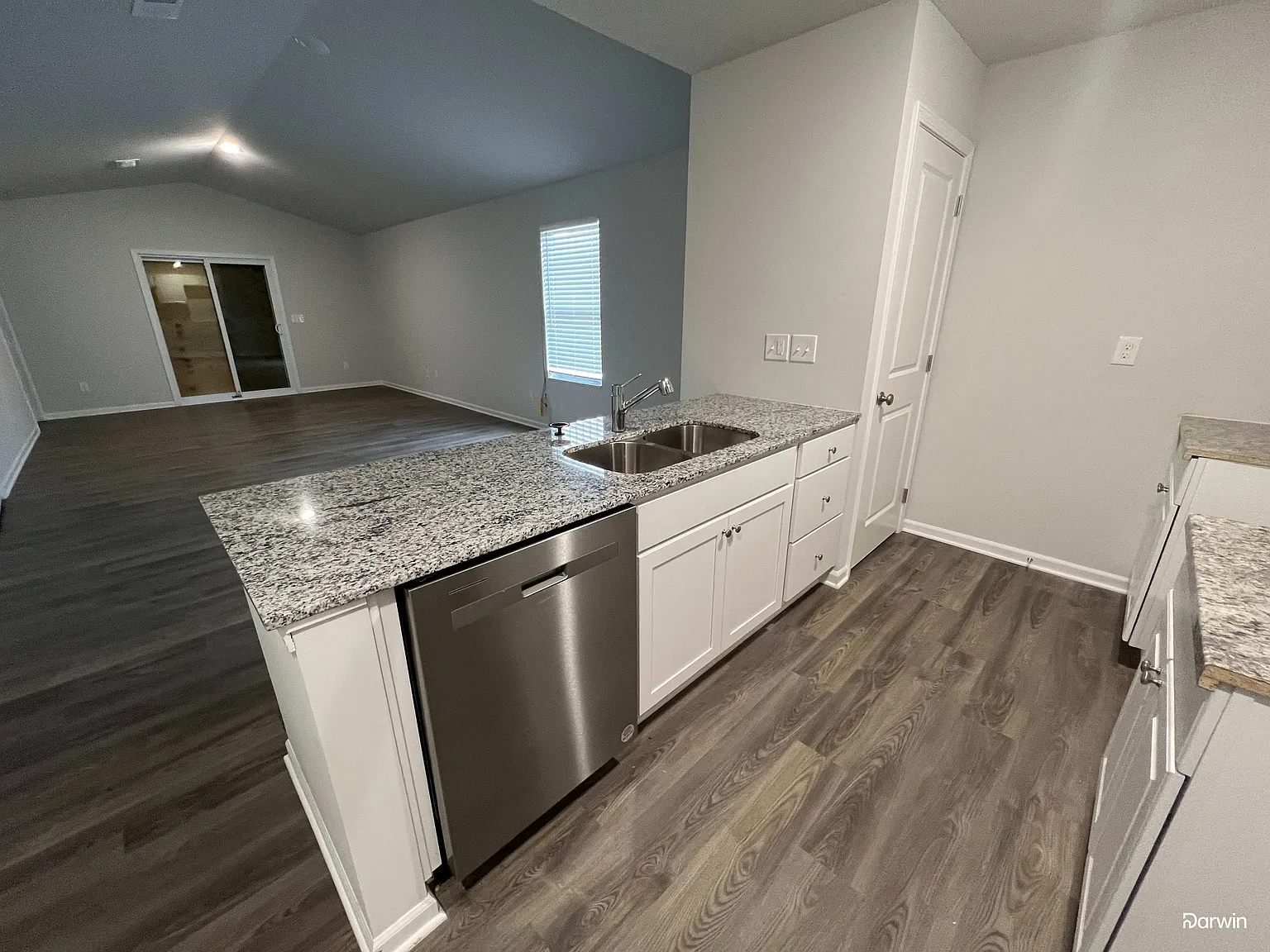 3 bed, 2.0 bath, 1271 sqft, $1,640 — Photo 2