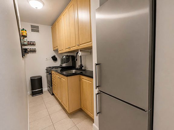 3rd image of 43 W 68th St