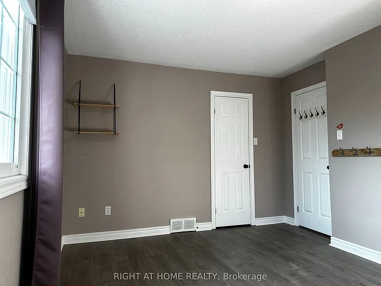74 Barrydale Cres — Photo 18