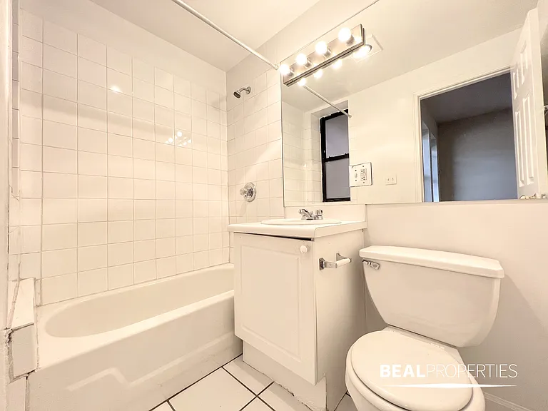 917 W Dakin St — Photo 6