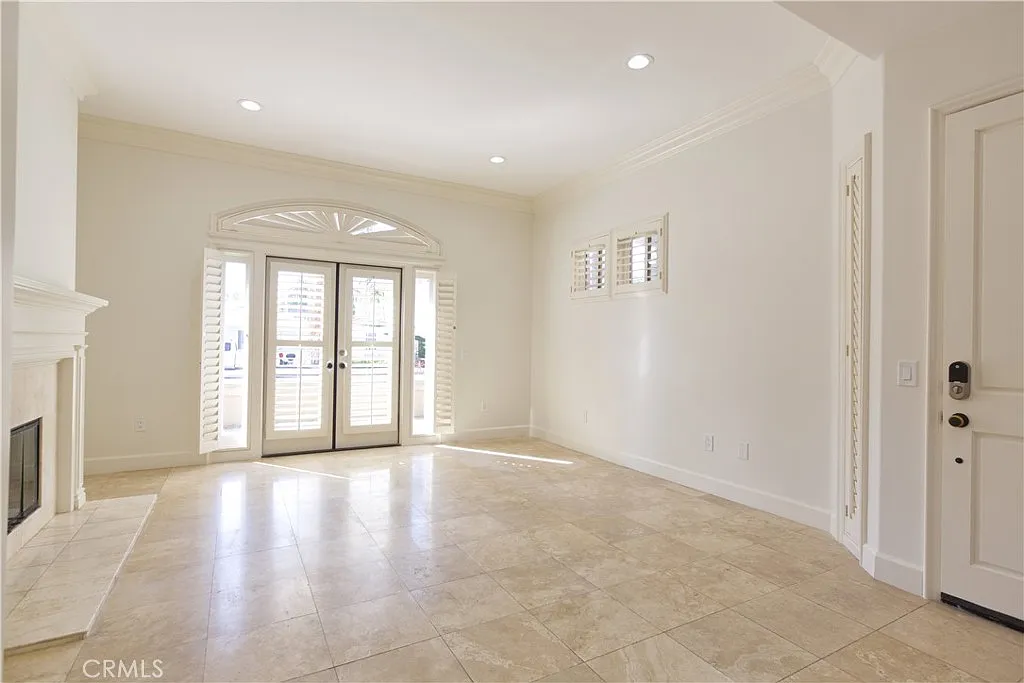 3 bed, 2.5 bath, 2425 sqft, $7,000 — Photo 2