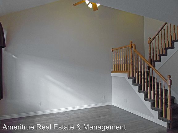4th image of 219 S Majestic Meadows Dr