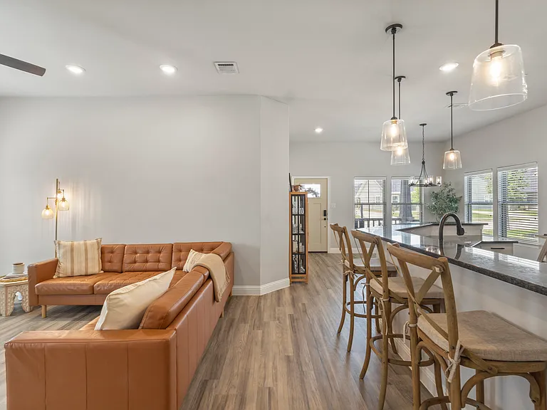 616 Charlotte Ln — Photo 2