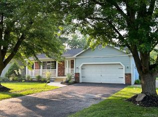 8130 Hickory Ln, Niagara Falls, NY 14304