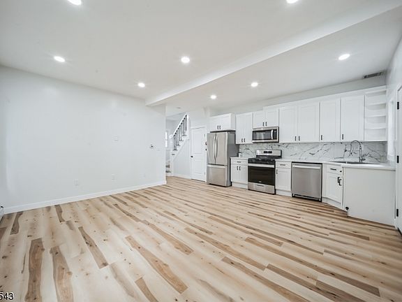 5th image of 326 S Spring St