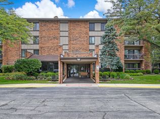 77 Lake Hinsdale Dr APT 104, Willowbrook, IL 60527
