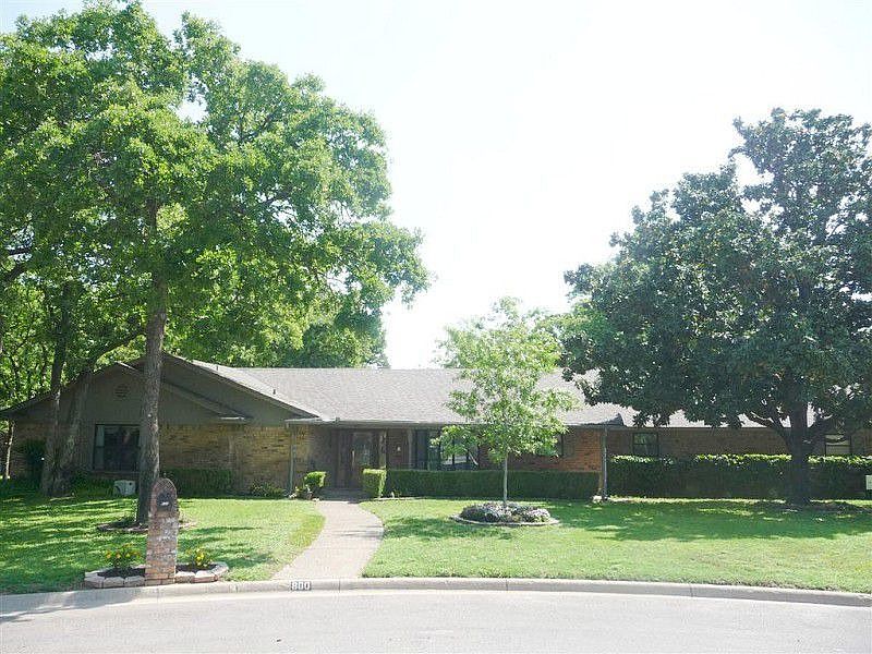 1st image of 800 Suellen Cir