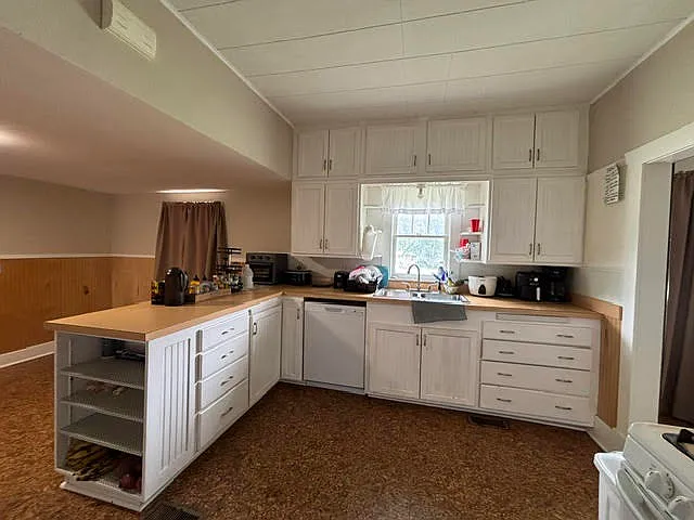 823 College Ave — Photo 8