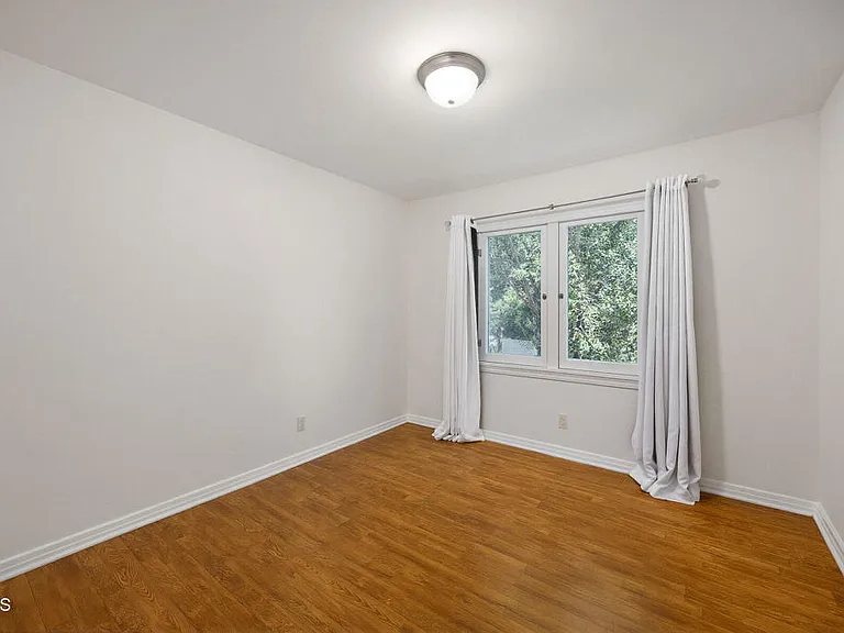 900 E Glenoaks Blvd — Photo 12