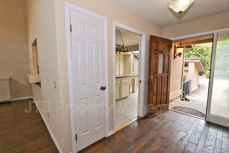 3 bed, 2.0 bath, 1712 sqft, $2,595 — Photo 4