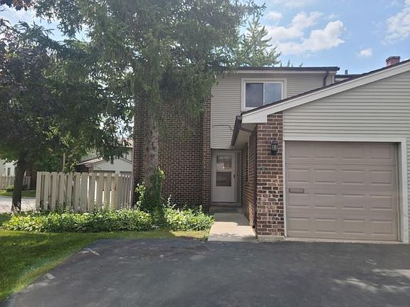 2nd image of 815 Greenbriar Ln