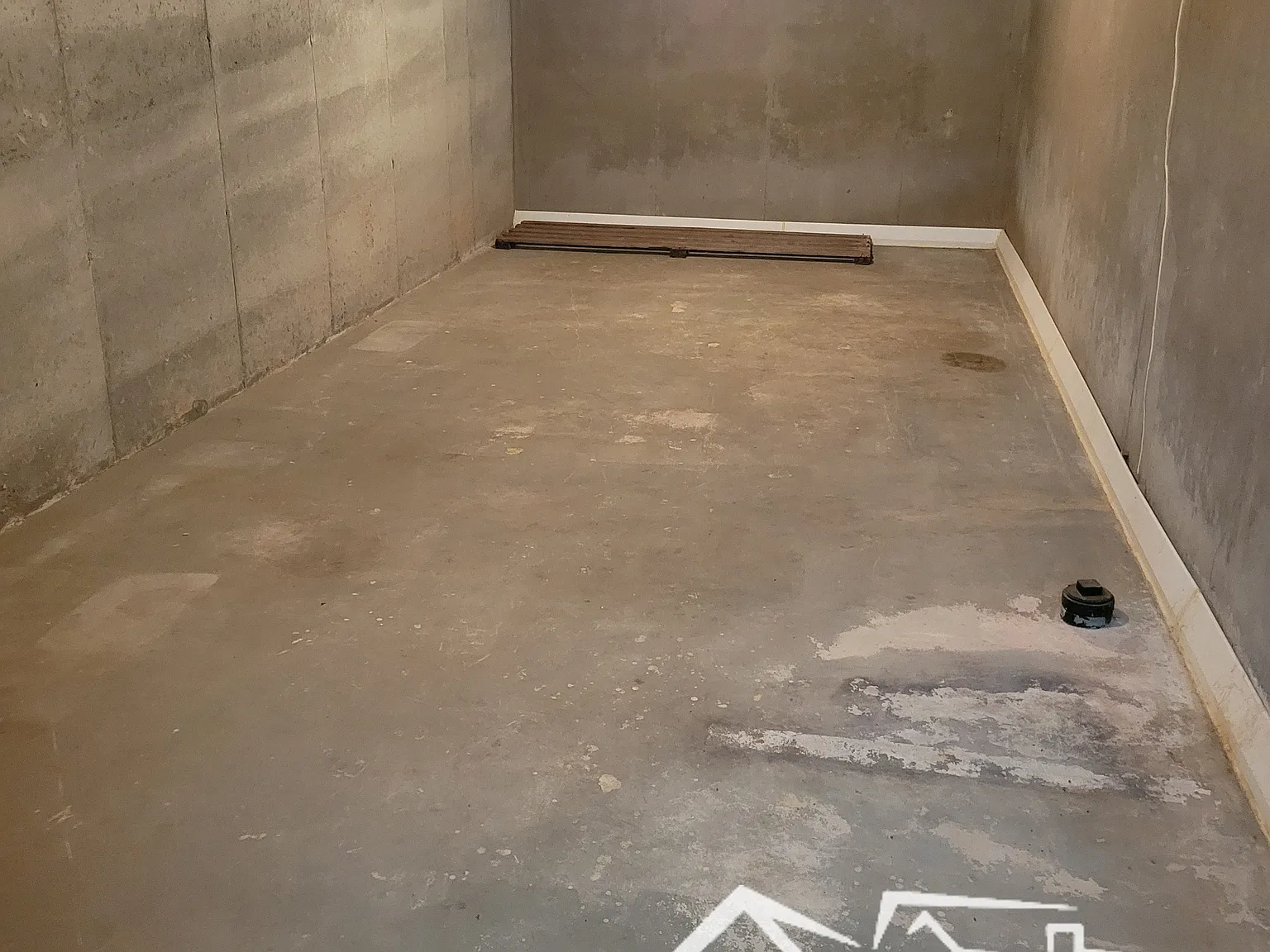 504 East Burdick Street — Photo 1