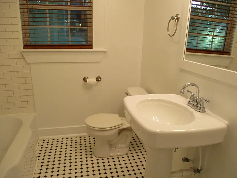 Downstairs bathroom with tub/shower.