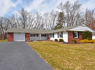 8 Ogden Ln, Manalapan, NJ