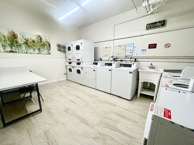 Wilshire Occidental Apts — Photo 6