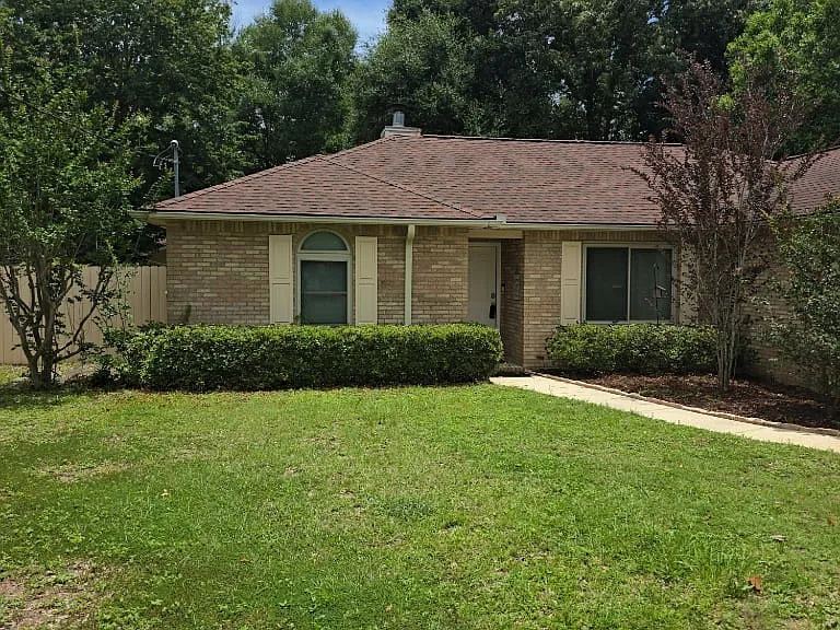 1410 N Lloyd St — Photo 2