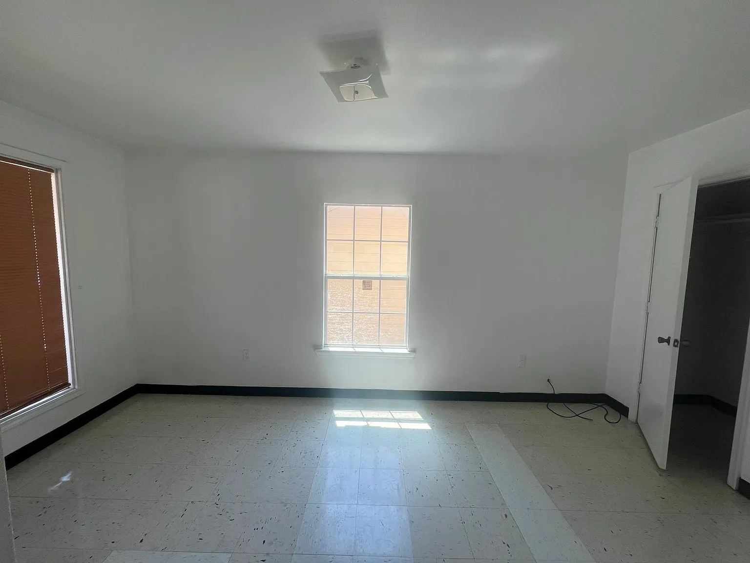2 bed, 900 sqft, $1,050 — Photo 3
