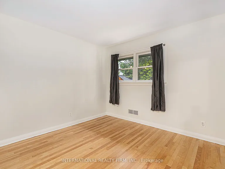 323 Lanark Ave N — Photo 16
